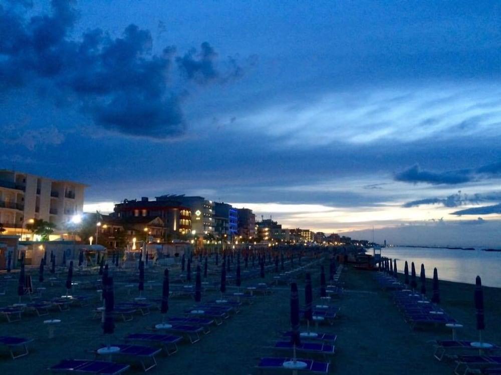 Hotel Ambasciatori Bellaria-Igea Marina Buitenkant foto